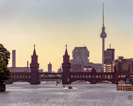 [2022-06-22] Peniswaffeln und Waterfront [2022-06-22] Peniswaffeln und Waterfront am 22.06.2022 19:13:02 Berliner Innenstadt Berlin Deutschland